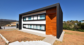 
							rea edificada: 355m | Localizao: Condomnio Quintas da Jangada | Ibirit | MG | Arquitetura: Fabrcio Valadares
                            